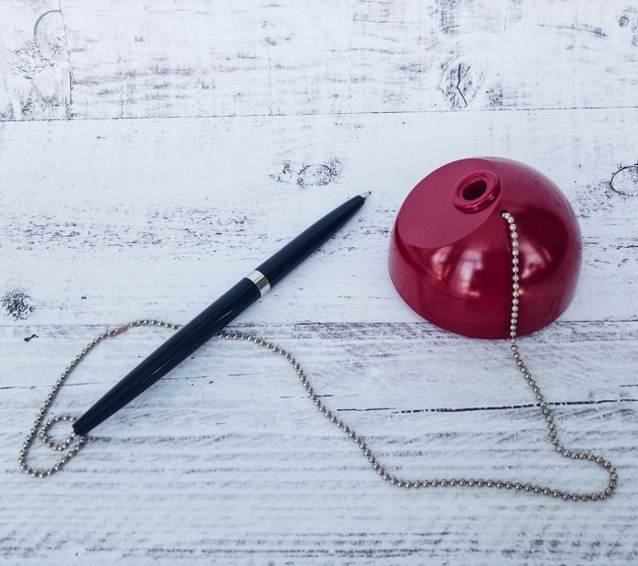 Ручка шариковая на подставке с цепочкой